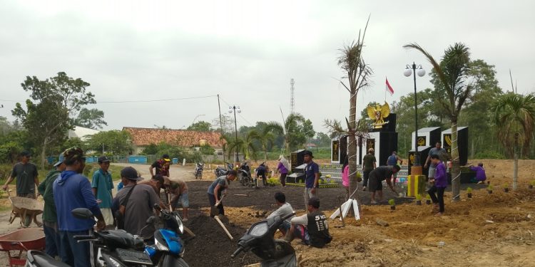 Kadek Suartane Beserta Aparatur Tiyuh Indraloka Mukti Lakukan Giat Gotong Royong