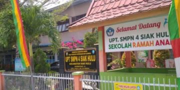 Permendikbud Diabaikan, UPT SMP Negeri 4 Siak Hulu Diduga Jual Seragam Sekolah