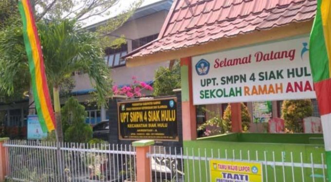 Permendikbud Diabaikan, UPT SMP Negeri 4 Siak Hulu Diduga Jual Seragam Sekolah