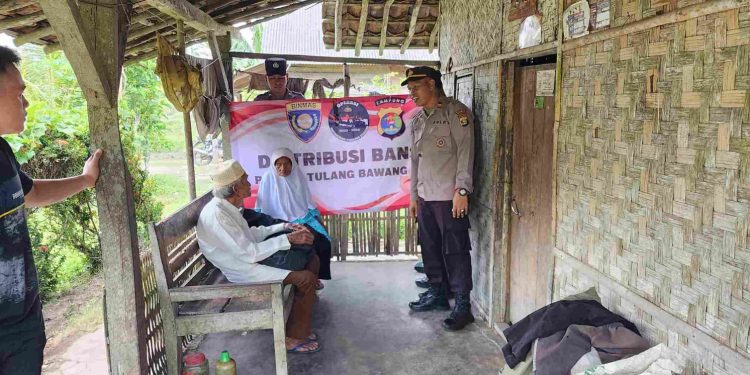 Sat Binmas Polres Tubaba Salurkan Bansos Nusantara Cooling System Jelang Pilkada 2024