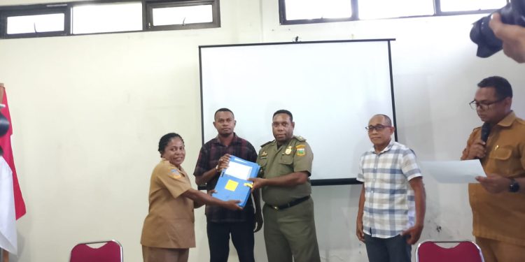 Pansel Terima Berkas Persyaratan Pengisian DPRK dari Tiap Distrik yang Ada di Keerom