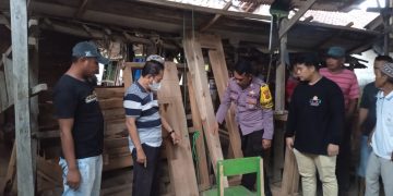 Polsek Gunung Agung Datangi TKP Orang Diduga Gantung Diri