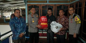 Silaturahmi ke Desa Rambai, Kapolres OKI AKBP Hendrawan Berikan Bantuan Mesin Pompa Air dan Perlengkapan Karhutla
