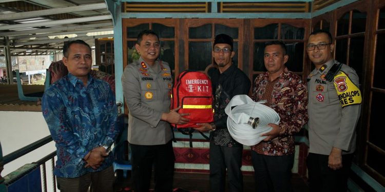 Silaturahmi ke Desa Rambai, Kapolres OKI AKBP Hendrawan Berikan Bantuan Mesin Pompa Air dan Perlengkapan Karhutla