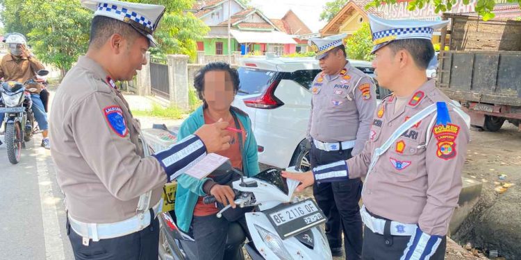 Operasi Zebra Krakatau 2024, Satlantas Polres Tubaba Lakukan pembagian leaflet