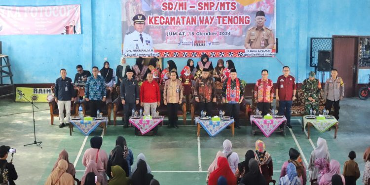 Ribuan Siswa SD, SMP Sederajat Terima Seragam Gratis dari Pemerintah Kabupaten Lampung Barat