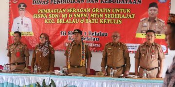 Drs Nukman MM Bagikan 762 Seragam Gratis