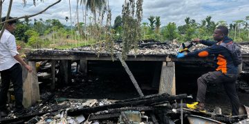 Tim Ident Sat Reskrim Polres Keerom Lakukan Olah TKP Kebakaran Satu Unit Rumah di Keerom