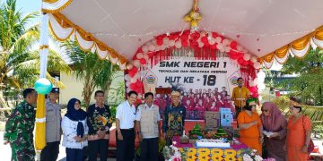 Potong Tumpeng jadi Simbol Puncak HUT ke 18 SMKN 1 Keerom