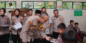 Polres OKI dan Pemda OKI Gelar Program Makan Siang Bergizi di SDN 5 Kayuagung