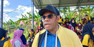 Siswa SMKN 1 dan SMAN 1 Keerom Senam Bersama Piter Gusbager