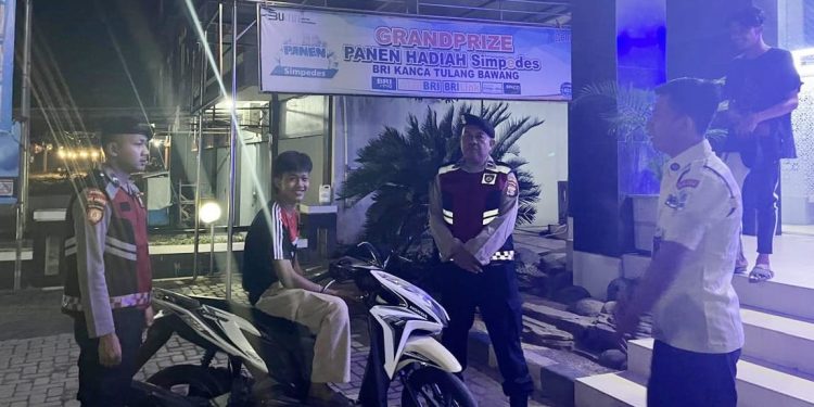 Gelar Patroli Kota Presisi di Dua Lokasi Berbeda, Samapta Polres Tuba Sosialisasi Layanan Call Center Gratis