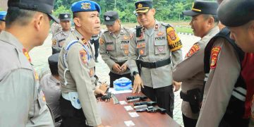 Cegah Penyalahgunaan, Wakapolres Tubaba Cek Senpi Anggota
