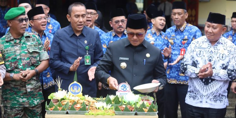 Pj Bupati Nukman Pimpin Upacara Peringatan Hari Kopri, Kesehatan Nasional, PGRI dan Hari Cinta Puspa