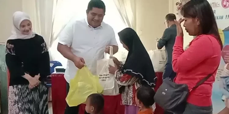 Roby Kurniawan Bagikan Paket Gemarikan ke Keluarga Berisiko Stunting