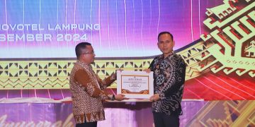 Terima Anugrah Menuju Informatif, Komitmen Wujudkan Pemerintah Lambar Terbuka