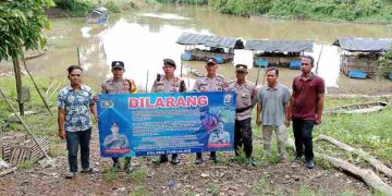 Polsek Tumijajar Pasang Spanduk Larangan Setrum Ikan di Dua Tiyuh
