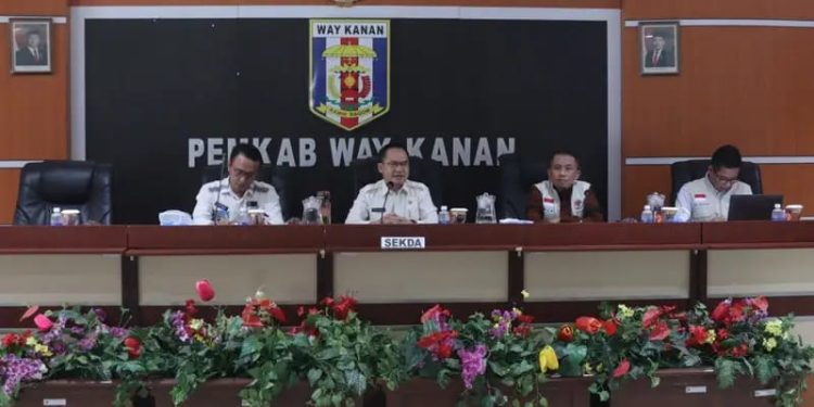 Saipul, S.Sos.,M.IP didampingi Kepala Dinas Komunikasi, Informatika dan Persandian, Yusron Lutfi, S.H.,M.M menyambut Tim Visitasi Emonev Keterbukaan Informasi Publik Tingkat Provinsi Lampung Tahun 2024