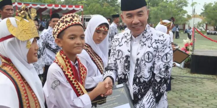 Pemkab Way Kanan Menggelar Upacara Peringatan Hari Guru dan HUT PGRI ke 79 Tingkat Kabupaten Way Kanan Tahun 2024