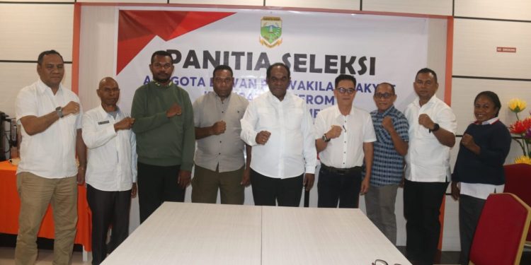 Lima Nama Calon DPRK Keerom di Terima Bupati Piter Gusbager