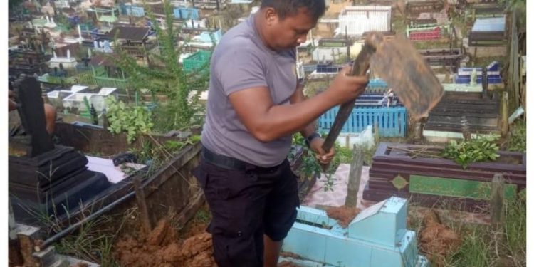 Melihat Lagi Pengabdian Bripka Joko, Polisi yang Sukarela Jadi Tukang Gali Kubur