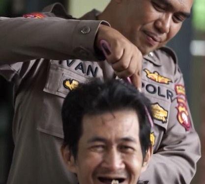 Perjuangan Tulus Aipda Irvan Rawat Lansia Terlantar di Singkawang
