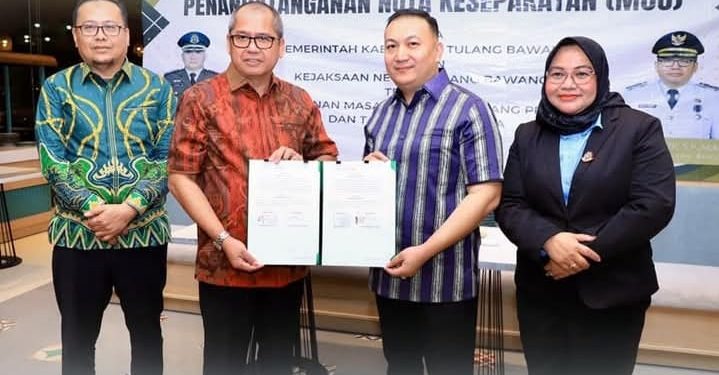 Pj Bupati Tulang Bawang Menandatangani Kesepakatan Bersama Antara Pemkab Tuba dan Kejari Tuba.