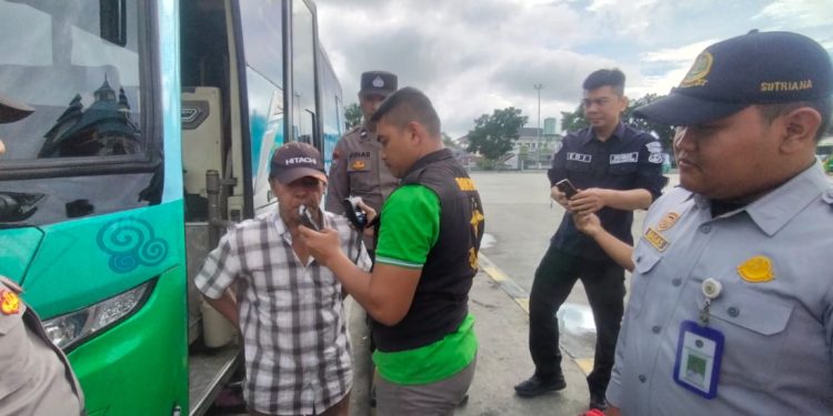 Ops Keselamatan Krakatau Cek Kesehatan dan Pemeriksaan Alkohol Driver Bus, Travel serta Pengguna Jalan