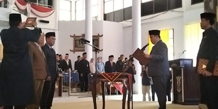 Real Kalbadi Ketua DPRD Way Kanan Resmi Melantik Elyas Yusman dan Haprin Menjadi Aggota DPRD Pergantian Antar Waktu Jabatan 2024-2029