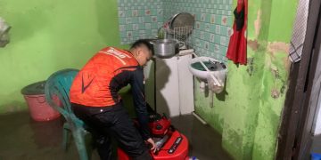 Pemkot BL Bantu Warga Bersihkan Lumpur Sisa Banjir
