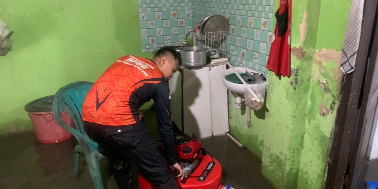 Pemkot BL Bantu Warga Bersihkan Lumpur Sisa Banjir