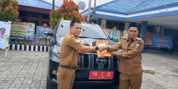 PLH Sekda Serahkan Kendaraan Dinas ke H Daud