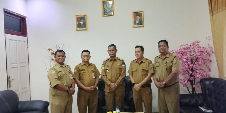 Wabup Keerom Cek Ruangan dan Pegawai di Lingkungan Pemda