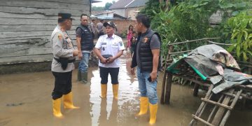 Polres OKI dan Polsek Lempuing Sambangi Warga Korban Banjir di Dusun 1 Desa Tebing Suluh