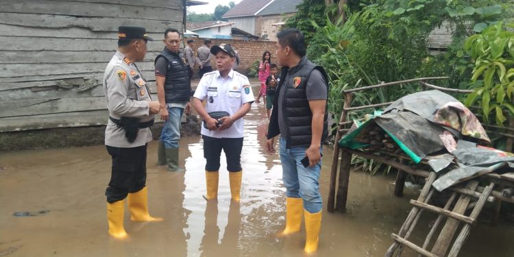 Polres OKI dan Polsek Lempuing Sambangi Warga Korban Banjir di Dusun 1 Desa Tebing Suluh