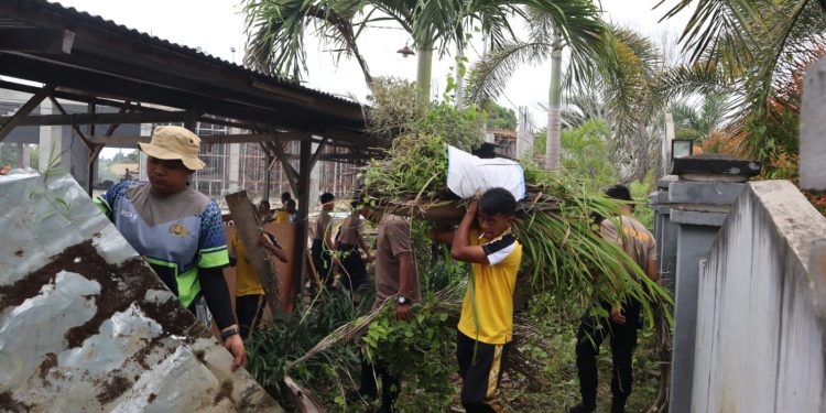 Bakti Religi, Jajaran Polres Keerom Bersihkan Lingkungan Masjid Agung Nurul Huda