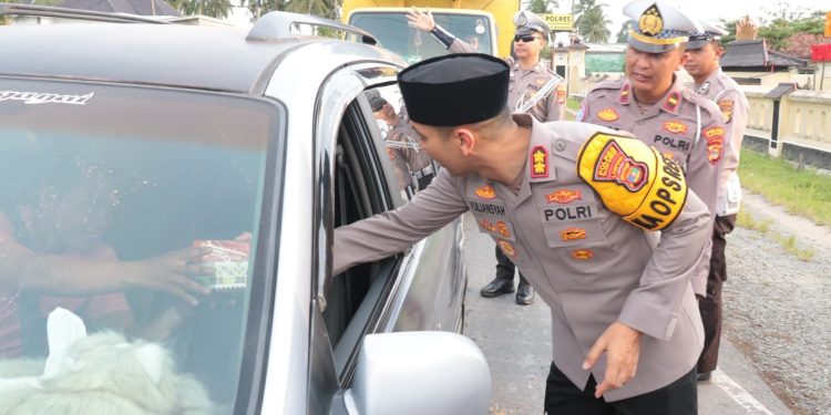 Polres Tuba Bagikan Ratusan Takjil ke Pengendara, AKBP Yuliansyah Paparkan Tujuannya