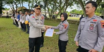 Wujud Apresiasi, Kapolres Keerom Berikan Reward Kepada 20 Anggota