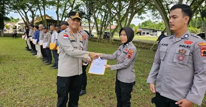 Wujud Apresiasi, Kapolres Keerom Berikan Reward Kepada 20 Anggota