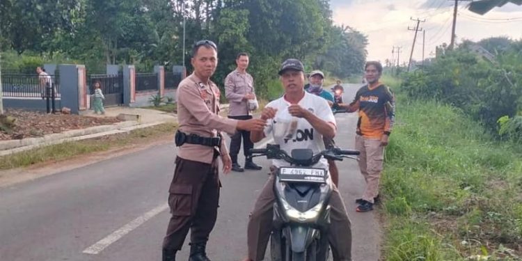 Polsek Gunung Labuhan Bagikan Puluhan Takjil ke Warga