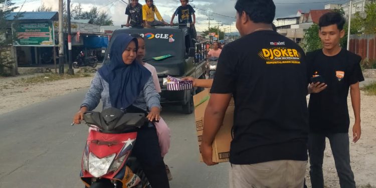 Djoker Maxim Berbagi Takjil untuk Dekatkan Diri ke Masyarakat