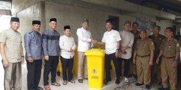 Terima Wakil Bupati Tubaba Bantuan 30 Unit Bak Sampah dari Menteri Lingkungan Hidup