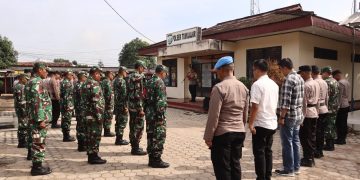 Komitmen Kuatkan Sinergitas TNI-Polri, AKBP Sendi Antoni Pimpin Apel Bersama di Polsek Tumijajar