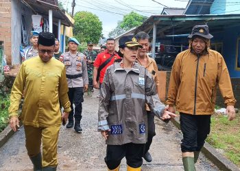 AKBP Yunita Stevani Tinjau Korban  Banjir KP Pisang