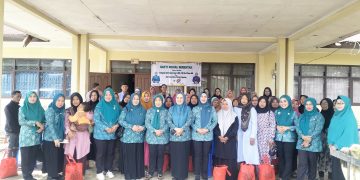 Peringati HKG dan HUT Provinsi Lampung TP PKK Lampung Barat Bagikan Sembako dan Takjil