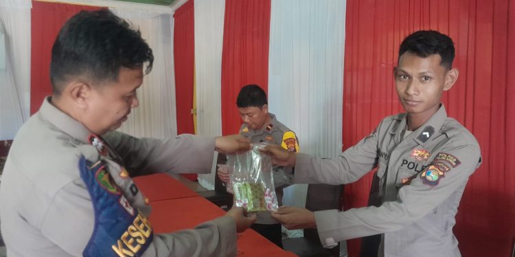 Dokkes Polres Tulang Bawang Cek Kesehatan dan Berikan Vitamin di Pos Pam Simpang Lapas Operasi Ketupat Krakatau 2025