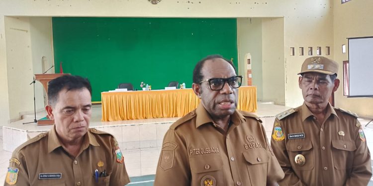 Bupati Keerom Pimpin Rapat Bersama Pimpinan OPD, Distrik, Unit Kerja, Puskesmas dan Sekolah