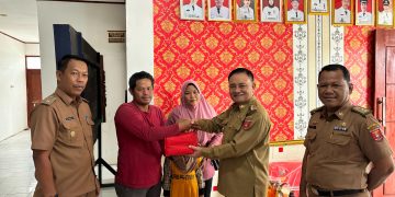 Wabup Lambar Salurkan Bantuan untuk Korban Kebakaran di Pekon Serungkuk