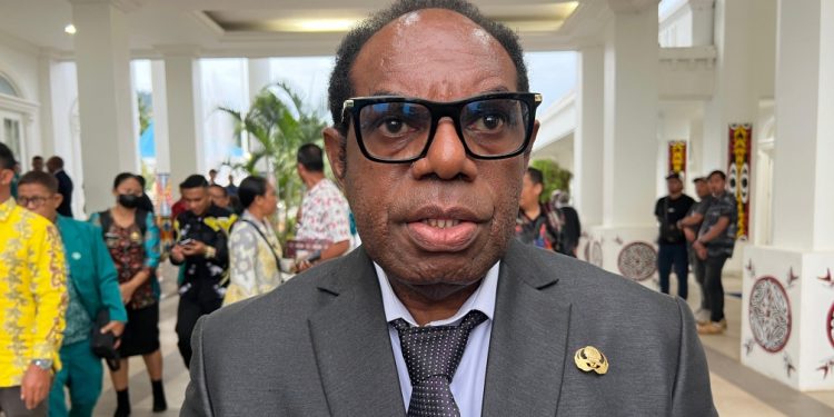 Piter Gusbager Sampaikan THR Hak ASN