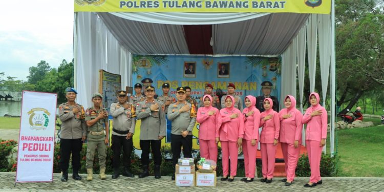 Kapolres Bersama Ibu Ketua Bhayangkari Cabang Tulang Bawang Barat Berikan Bingkisan Kepada Petugas ke Pospam